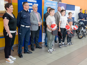Zdjęcia przedstawiają przebieg powiatowych eliminacji ogólnopolskiego konkursu bezpieczeństwa w ruchu drogowym, który został zorganizowany w Szkole Podstawowej w Jelnej. NA zdjęciach widoczni są policjanci oraz osoby biorące udział w konkurencjach.