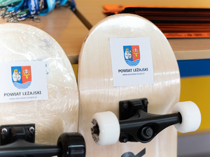 Zdjęcia przedstawiają przebieg powiatowych eliminacji ogólnopolskiego konkursu bezpieczeństwa w ruchu drogowym, który został zorganizowany w Szkole Podstawowej w Jelnej. NA zdjęciach widoczni są policjanci oraz osoby biorące udział w konkurencjach.