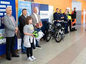 Zdjęcia przedstawiają przebieg powiatowych eliminacji ogólnopolskiego konkursu bezpieczeństwa w ruchu drogowym, który został zorganizowany w Szkole Podstawowej w Jelnej. NA zdjęciach widoczni są policjanci oraz osoby biorące udział w konkurencjach.