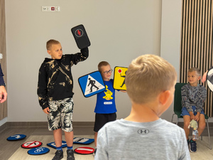 Zdjęcia przedstawiają przebieg spotkania w Gminnej Bibliotece Publicznej Gminy Leżajsk w Giedlarowej. Na zdjęciach widnieją dzieci z terenu gminy Leżajsk oraz umundurowani policjanci.