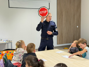 Zdjęcia przedstawiają przebieg spotkania w Gminnej Bibliotece Publicznej Gminy Leżajsk w Giedlarowej. Na zdjęciach widnieją dzieci z terenu gminy Leżajsk oraz umundurowani policjanci.