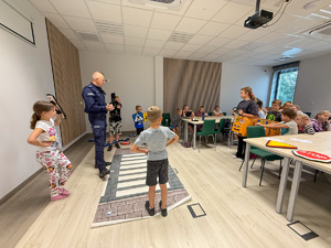 Zdjęcia przedstawiają przebieg spotkania w Gminnej Bibliotece Publicznej Gminy Leżajsk w Giedlarowej. Na zdjęciach widnieją dzieci z terenu gminy Leżajsk oraz umundurowani policjanci.