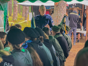 Zdjęcia przedstawiają spotkanie profilaktyczne policjantów z uczestnikami obozu harcerskiego w Dąbrowicy.