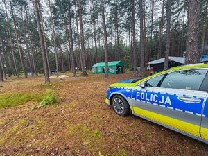Zdjęcia przedstawiają spotkanie profilaktyczne policjantów z uczestnikami obozu harcerskiego w Dąbrowicy.