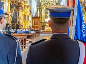 Zdjęcia przedstawiają przebieg uroczystości święta policji w leżajskiej komendzie jak również w Bazylice Ojców Bernardynów w Leżajsku. Na zdjęciach widać umundurowanych funkcjonariuszy oraz zaproszonych gości.