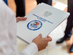 Zdjęcia przedstawiają przebieg uroczystości święta policji w leżajskiej komendzie jak również w Bazylice Ojców Bernardynów w Leżajsku. Na zdjęciach widać umundurowanych funkcjonariuszy oraz zaproszonych gości.
