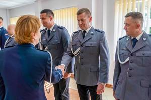 Zdjęcia przedstawiają przebieg uroczystości święta policji w leżajskiej komendzie jak również w Bazylice Ojców Bernardynów w Leżajsku. Na zdjęciach widać umundurowanych funkcjonariuszy oraz zaproszonych gości.