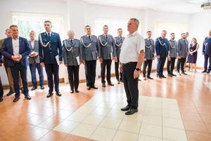 Zdjęcia przedstawiają przebieg uroczystości święta policji w leżajskiej komendzie jak również w Bazylice Ojców Bernardynów w Leżajsku. Na zdjęciach widać umundurowanych funkcjonariuszy oraz zaproszonych gości.