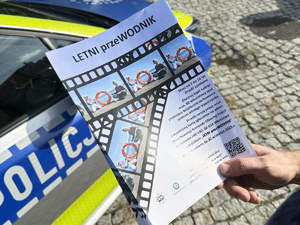 Zdjęcia przedstawiają przebieg pikniku rodzinnego, zorganizowanego z okazji 81. rocznicy powstania warszawskiego. Na zdjęciach widać umundurowanych policjantów oraz osoby odwiedzające stanowisko.
