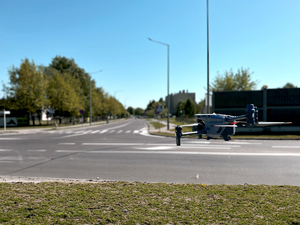 Zdjęcie przedstawia policyjnego drona podczas działań &quot;STOP&quot; realizowanych przez funkcjonariuszy z Wydziału Ruchu Drogowego Komendy Powiatowej Policji w Leżajsku.