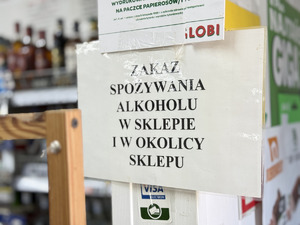 Zdjęcia przedstawiają umundurowanego funkcjonariusza Policji podczas dokonywania kontroli placówek handlowych pod kątem przestrzegania przepisów dotyczących informowania kupujących o szkodliwości alkoholu. Kontrola miała miejsce w ramach działań &quot;Alkohol. Ograniczona dostępność&quot;
