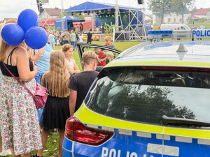 Zdjęcia przedstawiają policjantów z leżajskiej komendy podczas pikniku &quot;Święto Pieczonego Ziemniaka&quot;, który odbył się w Brzózie Królewskiej. Na zdjęciach są widoczni umundurowani policjanci oraz dzieci, które znajdowały się w radiowozie.