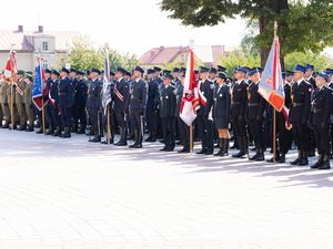 Zdjęcia przestawiają przebieg XXVI Pielgrzymki Służb Mundurowych, która odbyła się w dniu 8 września 2025 r. w Leżajsku w Bazylice oo. Bernardynów. Na zdjęciach widać przedstawicieli służb mundurowych, policjantów zabezpieczających pielgrzymkę oraz samorządowców i inne osoby biorące udział w wydarzeniu.