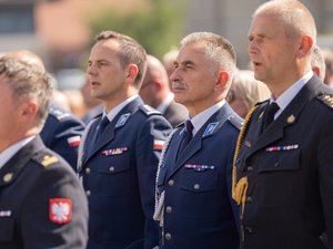 Zdjęcia przestawiają przebieg XXVI Pielgrzymki Służb Mundurowych, która odbyła się w dniu 8 września 2025 r. w Leżajsku w Bazylice oo. Bernardynów. Na zdjęciach widać przedstawicieli służb mundurowych, policjantów zabezpieczających pielgrzymkę oraz samorządowców i inne osoby biorące udział w wydarzeniu.