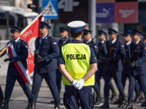 Zdjęcia przestawiają przebieg XXVI Pielgrzymki Służb Mundurowych, która odbyła się w dniu 8 września 2025 r. w Leżajsku w Bazylice oo. Bernardynów. Na zdjęciach widać przedstawicieli służb mundurowych, policjantów zabezpieczających pielgrzymkę oraz samorządowców i inne osoby biorące udział w wydarzeniu.