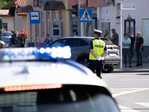 Zdjęcia przestawiają przebieg XXVI Pielgrzymki Służb Mundurowych, która odbyła się w dniu 8 września 2025 r. w Leżajsku w Bazylice oo. Bernardynów. Na zdjęciach widać przedstawicieli służb mundurowych, policjantów zabezpieczających pielgrzymkę oraz samorządowców i inne osoby biorące udział w wydarzeniu.
