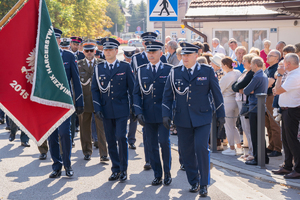 Zdjęcia przestawiają przebieg XXVI Pielgrzymki Służb Mundurowych, która odbyła się w dniu 8 września 2025 r. w Leżajsku w Bazylice oo. Bernardynów. Na zdjęciach widać przedstawicieli służb mundurowych, policjantów zabezpieczających pielgrzymkę oraz samorządowców i inne osoby biorące udział w wydarzeniu.