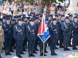 Zdjęcia przestawiają przebieg XXVI Pielgrzymki Służb Mundurowych, która odbyła się w dniu 8 września 2025 r. w Leżajsku w Bazylice oo. Bernardynów. Na zdjęciach widać przedstawicieli służb mundurowych, policjantów zabezpieczających pielgrzymkę oraz samorządowców i inne osoby biorące udział w wydarzeniu.