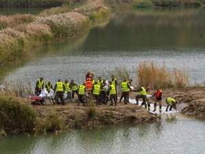 Zdjęcia przedstawiają przebieg ćwiczeń &quot;Leżajsk 2025&quot;, w których udział wzięli służby mundurowe. Wydarzenie odbyło się na żwirowni w Łętowni. Na zdjęciach widoczni są strażacy z Państwowej Straży Pożarnej, z Ochotniczych Straży Pożarnych, Wojsk Obrony Terytorialnej, Policjanci oraz inni funkcjonariusze.