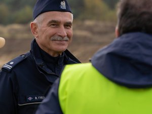 Zdjęcia przedstawiają przebieg ćwiczeń &quot;Leżajsk 2025&quot;, w których udział wzięli służby mundurowe. Wydarzenie odbyło się na żwirowni w Łętowni. Na zdjęciach widoczni są strażacy z Państwowej Straży Pożarnej, z Ochotniczych Straży Pożarnych, Wojsk Obrony Terytorialnej, Policjanci oraz inni funkcjonariusze.