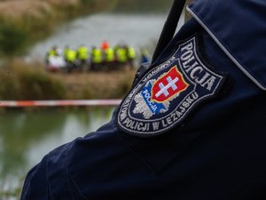 Zdjęcia przedstawiają przebieg ćwiczeń &quot;Leżajsk 2025&quot;, w których udział wzięli służby mundurowe. Wydarzenie odbyło się na żwirowni w Łętowni. Na zdjęciach widoczni są strażacy z Państwowej Straży Pożarnej, z Ochotniczych Straży Pożarnych, Wojsk Obrony Terytorialnej, Policjanci oraz inni funkcjonariusze.