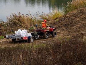 Zdjęcia przedstawiają przebieg ćwiczeń &quot;Leżajsk 2025&quot;, w których udział wzięli służby mundurowe. Wydarzenie odbyło się na żwirowni w Łętowni. Na zdjęciach widoczni są strażacy z Państwowej Straży Pożarnej, z Ochotniczych Straży Pożarnych, Wojsk Obrony Terytorialnej, Policjanci oraz inni funkcjonariusze.
