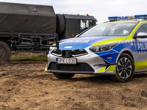 Zdjęcia przedstawiają przebieg ćwiczeń &quot;Leżajsk 2025&quot;, w których udział wzięli służby mundurowe. Wydarzenie odbyło się na żwirowni w Łętowni. Na zdjęciach widoczni są strażacy z Państwowej Straży Pożarnej, z Ochotniczych Straży Pożarnych, Wojsk Obrony Terytorialnej, Policjanci oraz inni funkcjonariusze.