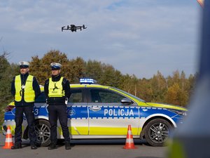 Zdjęcia przedstawiają przebieg ćwiczeń &quot;Leżajsk 2025&quot;, w których udział wzięli służby mundurowe. Wydarzenie odbyło się na żwirowni w Łętowni. Na zdjęciach widoczni są strażacy z Państwowej Straży Pożarnej, z Ochotniczych Straży Pożarnych, Wojsk Obrony Terytorialnej, Policjanci oraz inni funkcjonariusze.