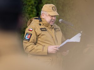 Zdjęcia przedstawiają przebieg ćwiczeń &quot;Leżajsk 2025&quot;, w których udział wzięli służby mundurowe. Wydarzenie odbyło się na żwirowni w Łętowni. Na zdjęciach widoczni są strażacy z Państwowej Straży Pożarnej, z Ochotniczych Straży Pożarnych, Wojsk Obrony Terytorialnej, Policjanci oraz inni funkcjonariusze.