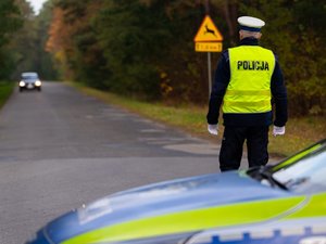 Zdjęcia przedstawiają przebieg ćwiczeń &quot;Leżajsk 2025&quot;, w których udział wzięli służby mundurowe. Wydarzenie odbyło się na żwirowni w Łętowni. Na zdjęciach widoczni są strażacy z Państwowej Straży Pożarnej, z Ochotniczych Straży Pożarnych, Wojsk Obrony Terytorialnej, Policjanci oraz inni funkcjonariusze.