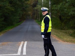 Zdjęcia przedstawiają przebieg ćwiczeń &quot;Leżajsk 2025&quot;, w których udział wzięli służby mundurowe. Wydarzenie odbyło się na żwirowni w Łętowni. Na zdjęciach widoczni są strażacy z Państwowej Straży Pożarnej, z Ochotniczych Straży Pożarnych, Wojsk Obrony Terytorialnej, Policjanci oraz inni funkcjonariusze.
