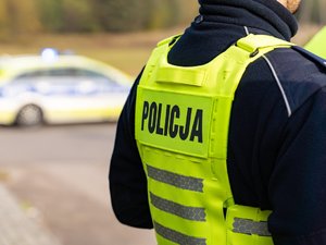 Zdjęcia przedstawiają przebieg ćwiczeń &quot;Leżajsk 2025&quot;, w których udział wzięli służby mundurowe. Wydarzenie odbyło się na żwirowni w Łętowni. Na zdjęciach widoczni są strażacy z Państwowej Straży Pożarnej, z Ochotniczych Straży Pożarnych, Wojsk Obrony Terytorialnej, Policjanci oraz inni funkcjonariusze.