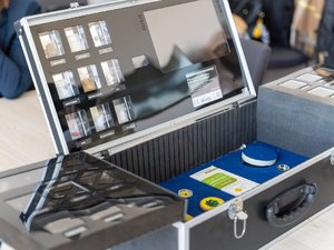 Zdjęcia przedstawiają przebieg II sesji Młodzieżowej Rady Powiatu Leżajskiego, w której wzięli również policjanci z Komendy Powiatowej Policji w Leżajsku. Zdjęcia przedstawiają młodzież w sali konferencyjnej, obradowej Starostwa Powiatowego w Leżajsku.