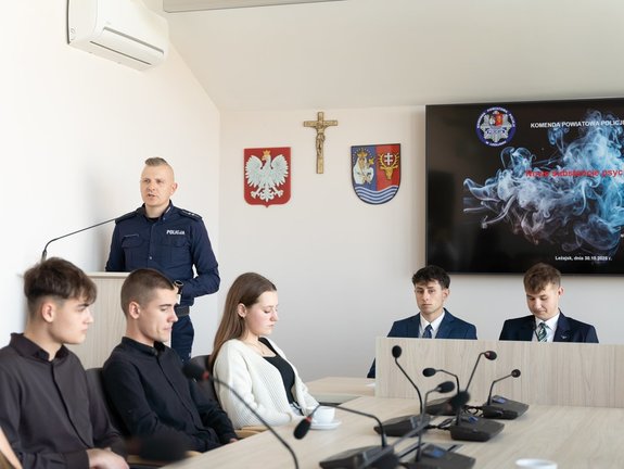 Zdjęcia przedstawiają przebieg II sesji Młodzieżowej Rady Powiatu Leżajskiego, w której wzięli również policjanci z Komendy Powiatowej Policji w Leżajsku. Zdjęcia przedstawiają młodzież w sali konferencyjnej, obradowej Starostwa Powiatowego w Leżajsku.