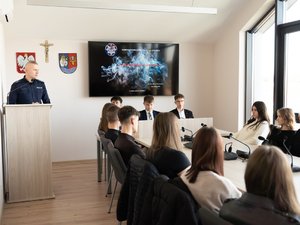 Zdjęcia przedstawiają przebieg II sesji Młodzieżowej Rady Powiatu Leżajskiego, w której wzięli również policjanci z Komendy Powiatowej Policji w Leżajsku. Zdjęcia przedstawiają młodzież w sali konferencyjnej, obradowej Starostwa Powiatowego w Leżajsku.