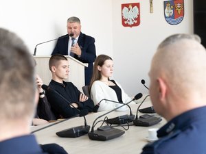 Zdjęcia przedstawiają przebieg II sesji Młodzieżowej Rady Powiatu Leżajskiego, w której wzięli również policjanci z Komendy Powiatowej Policji w Leżajsku. Zdjęcia przedstawiają młodzież w sali konferencyjnej, obradowej Starostwa Powiatowego w Leżajsku.