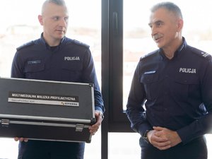 Zdjęcia przedstawiają przebieg II sesji Młodzieżowej Rady Powiatu Leżajskiego, w której wzięli również policjanci z Komendy Powiatowej Policji w Leżajsku. Zdjęcia przedstawiają młodzież w sali konferencyjnej, obradowej Starostwa Powiatowego w Leżajsku.