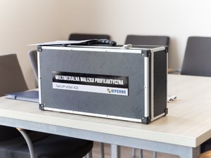 Zdjęcia przedstawiają przebieg II sesji Młodzieżowej Rady Powiatu Leżajskiego, w której wzięli również policjanci z Komendy Powiatowej Policji w Leżajsku. Zdjęcia przedstawiają młodzież w sali konferencyjnej, obradowej Starostwa Powiatowego w Leżajsku.