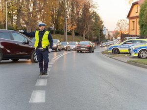 Zdjęcia przedstawiają akcję Znicz na terenie powiatu leżajskiego. Na zdjęciach widać umundurowanych funkcjonariuszy ruchu drogowego oraz prewencji.