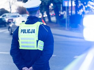 Zdjęcia przedstawiają akcję Znicz na terenie powiatu leżajskiego. Na zdjęciach widać umundurowanych funkcjonariuszy ruchu drogowego oraz prewencji.