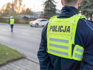 Zdjęcia przedstawiają akcję Znicz na terenie powiatu leżajskiego. Na zdjęciach widać umundurowanych funkcjonariuszy ruchu drogowego oraz prewencji.