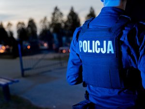 Zdjęcia przedstawiają akcję Znicz na terenie powiatu leżajskiego. Na zdjęciach widać umundurowanych funkcjonariuszy ruchu drogowego oraz prewencji.