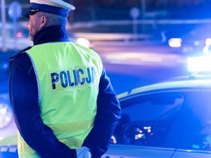 Zdjęcia przedstawiają akcję Znicz na terenie powiatu leżajskiego. Na zdjęciach widać umundurowanych funkcjonariuszy ruchu drogowego oraz prewencji.