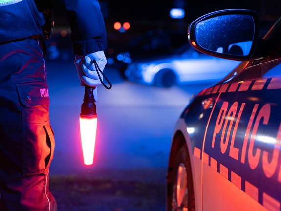 Zdjęcia przedstawiają akcję Znicz na terenie powiatu leżajskiego. Na zdjęciach widać umundurowanych funkcjonariuszy ruchu drogowego oraz prewencji.