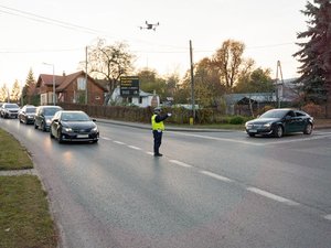 Zdjęcia przedstawiają akcję Znicz na terenie powiatu leżajskiego. Na zdjęciach widać umundurowanych funkcjonariuszy ruchu drogowego oraz prewencji.