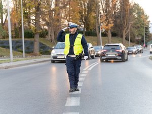 Zdjęcia przedstawiają akcję Znicz na terenie powiatu leżajskiego. Na zdjęciach widać umundurowanych funkcjonariuszy ruchu drogowego oraz prewencji.