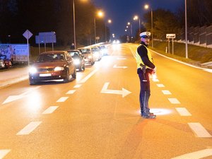 Zdjęcia przedstawiają akcję Znicz na terenie powiatu leżajskiego. Na zdjęciach widać umundurowanych funkcjonariuszy ruchu drogowego oraz prewencji.