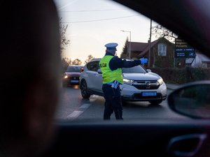 Zdjęcia przedstawiają akcję Znicz na terenie powiatu leżajskiego. Na zdjęciach widać umundurowanych funkcjonariuszy ruchu drogowego oraz prewencji.
