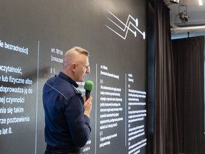 Zdjęcia przedstawiają przebieg debaty społecznej pod nazwą Hejt, konsekwencje prawne i psychologiczne. Na zdjęciach widać uczniów Zespołu Szkół Licealnych w Leżajsku oraz umundurowanego policjanta, który prowadził prelekcje.