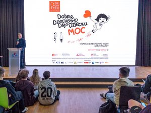 Zdjęcia przedstawiają przebieg debaty społecznej pod nazwą Hejt, konsekwencje prawne i psychologiczne. Na zdjęciach widać uczniów Zespołu Szkół Licealnych w Leżajsku oraz umundurowanego policjanta, który prowadził prelekcje.